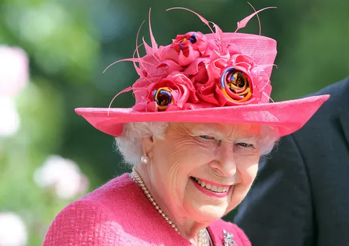 Королева Елизавета II в розовом