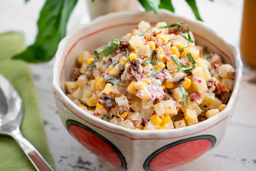 Рецепт сытного картофельного салата с беконом, красным луком и сладкой кукурузой