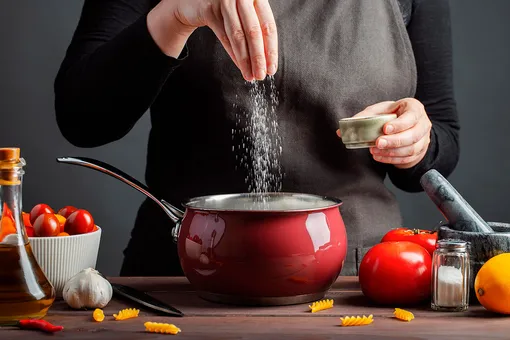Щепотка или ложка: 8 секретов о том, как правильно солить еду