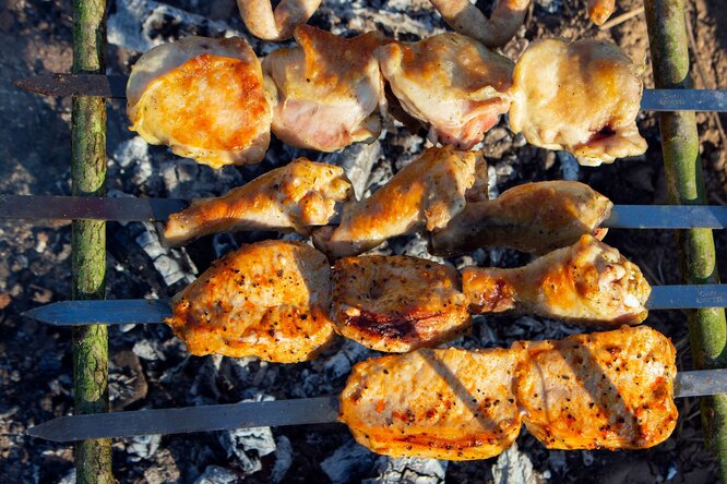 Если у вас есть проблемы с пищеварением, выбирайте более лёгкое мясо для шашлыка: рыбу, индейку или курицу Если у вас есть проблемы с пищеварением, выбирайте более лёгкое мясо для шашлыка: рыбу, индейку или курицу