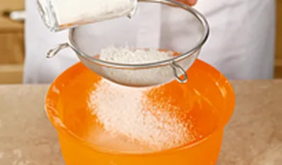 Просейте муку. Масло нарежьте кубиками и смешайте с сахаром, желтком, солью и ложкой воды.