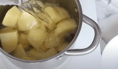 В кипящую подсоленную воду положите подготовленный картофель и варите на медленном огне до готовности примерно 15 минут. Желательно, чтобы картофель не разварился.

