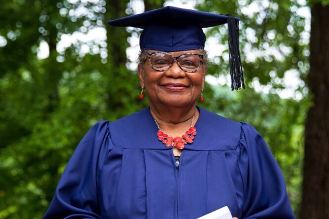 Мечта сильнее возраста: женщина окончила университет в 78 лет
