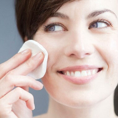 Вы удивитесь, узнав, почему салфетки для снятия макияжа вредны для вашего лица