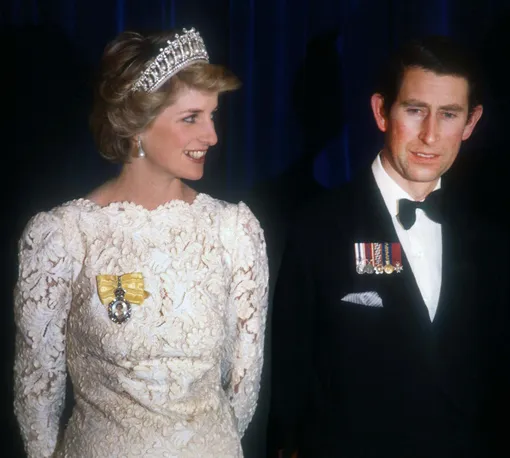 Короны, тиары и диадемы по протоколу могут носить только замужние королевские особы