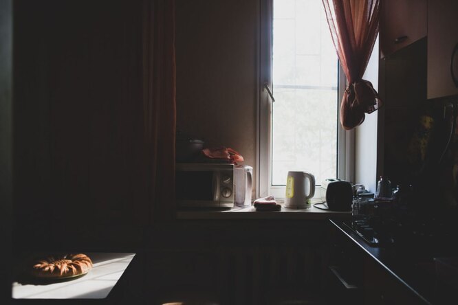 Кухня в квартире, где живет Владимир в ожидании трансплантации Фото: Наталия Платонова для ТД