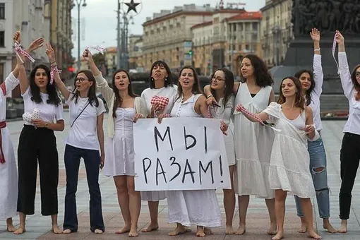 В центре Минска женщины поют колыбельную «Калыханка» как призыв к примирению ОМОНА и народа