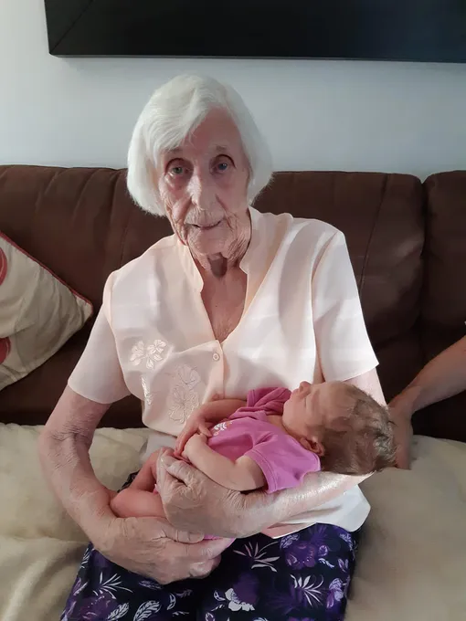 Роуз держит на руках свою прапраправнучку Амелию