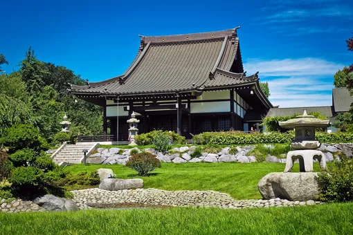 Японский сад создают в стиле минимализм, чтобы легче дышалось