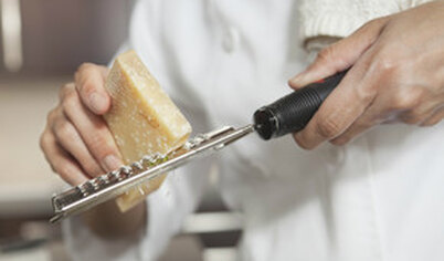 Твердый сыр натрите на крупной терке или нарежьте тонкими пластинками.