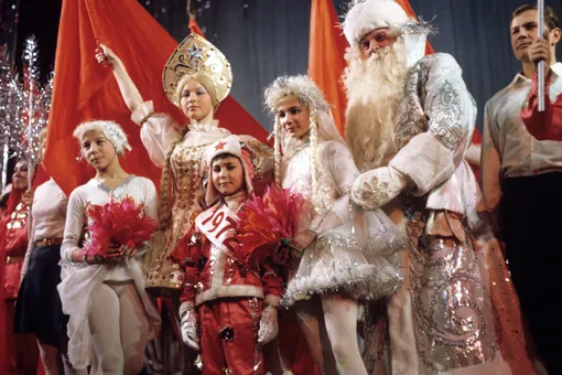 Мальчики — зайчики, девочки — снежинки: в какие костюмы наряжали детей на советский Новый год