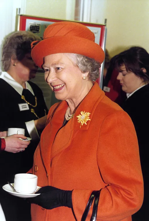 Королева Елизавета II пьёт чай