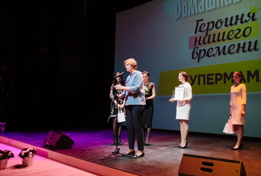 Режиссер Авдотья Смирнова вручает приз одной из финалисток конкурса.