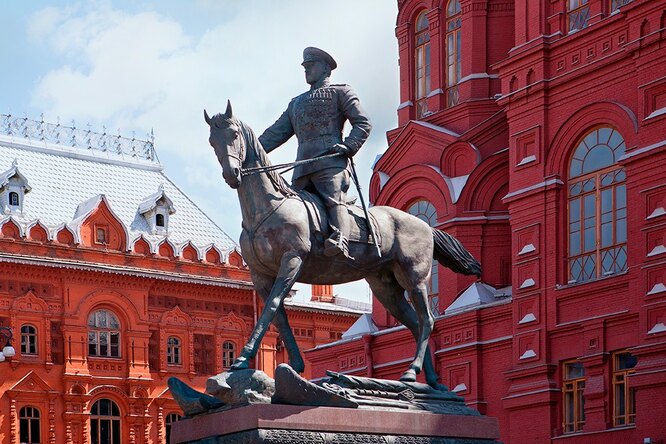Исторический момент: на Красной площади разрушают скульптуру маршала Жукова