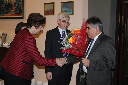 Андрей Громов (в центре) во время одного из мероприятий в консульстве России в Русе