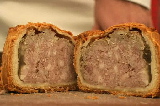 Лестерширский пирог со свининой имеет строгую и чёткую рецептуру