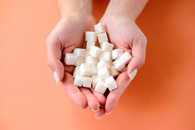 Почему сахар есть можно, а заменители — нет. 5 привычек, от которых набирают вес