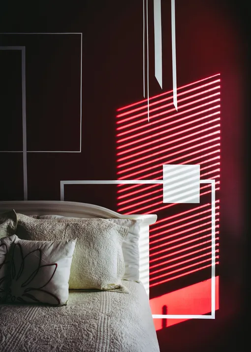 Бордово-красный в интерьере спальни фото