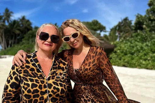 Яна Рудковская с мамой показались в леопардовых образах