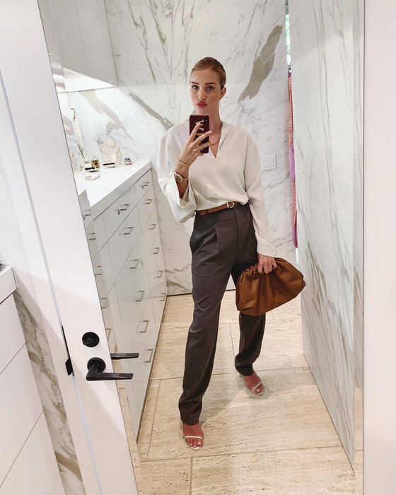 4 стильных совета от Рози Хантингтон-Уайтли: как носить широкие брюки, фото, описание