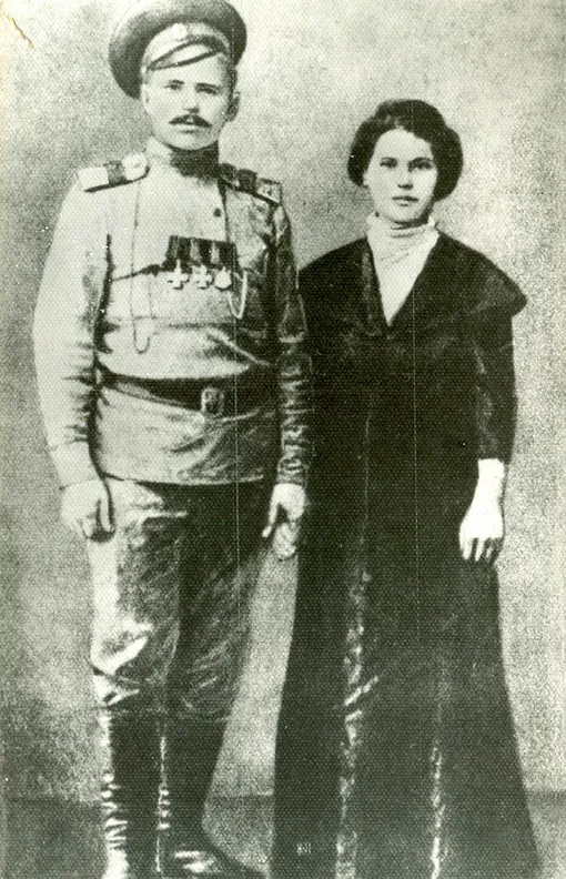 Фельдфебель Чапаев с женой Пелагеей Никаноровной, 1916 год