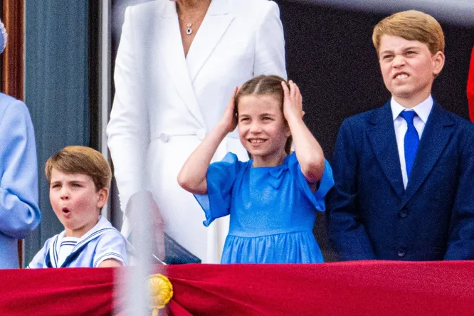 Принц Луи с братом принцем Джорджем и сестрой принцессой Шарлоттой