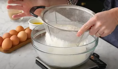 Для приготовления панкейков смешайте в миске все сухие ингредиенты ― муку, сахар, соль и соду. Лучше делать это венчиком, чтобы все точно равномерно перемешалось.