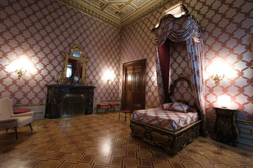 Спальня во дворце итальянского президента не по фен шуй: балдахин и зеркало напротив кровати