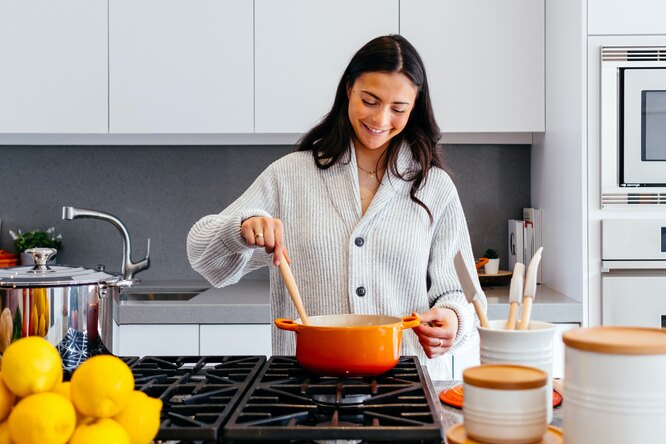 «Убирать и еду готовить»: мужчины рассказали о своем идеале женщины