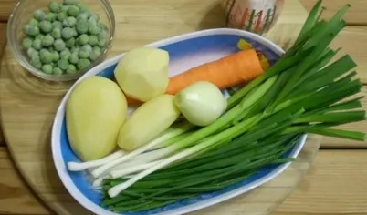 Приготовьте продукты для супа. Все овощи вымойте и очистите.