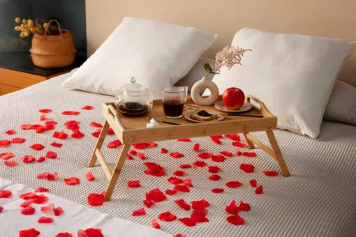 Для создание романтической атмосферы в спальне достаточно просто красных акцентов