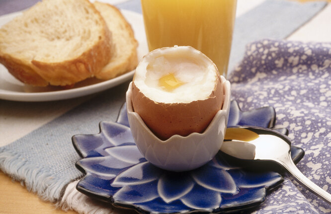 Яйца всмятку — это жидкий желток и кремообразный белок