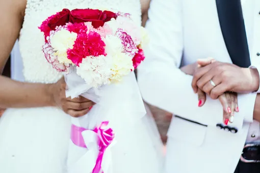 Разразился скандал: женщина надела на свадьбу золовки свой свадебный наряд