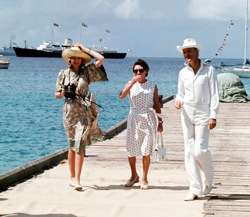 Энн, Колин и принцесса Маргарет на причале острова Мюстик в ожидании яхты королевы Елизаветы II