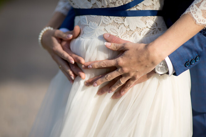 Беременная невеста потеряла сознание на пути к алтарю. Врачам удалось спасти ребенка