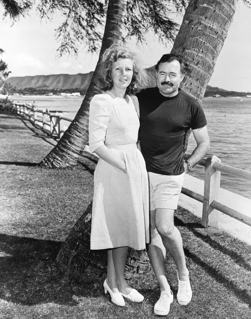 Марта Геллхорн и Эрнест Хемингуэй на пляже Вайкики