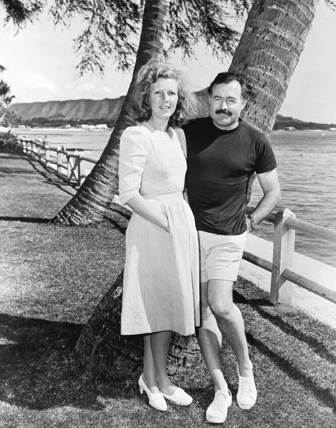 Марта Геллхорн и Эрнест Хемингуэй на пляже Вайкики