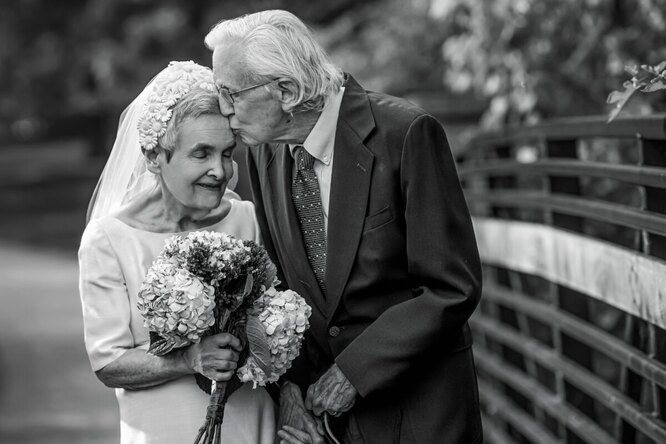 «В глазах горит любовь»: пара воспроизвела свадебные фото 50-летней давности
