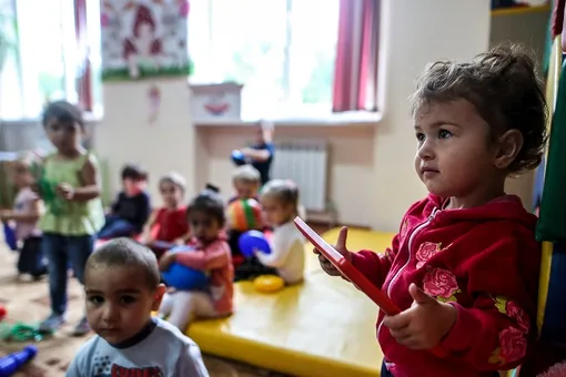 Воспитатель детсада в Астрахани передала СК видео со связанными младенцами