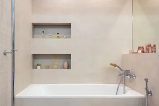 Светлые оттенки и закрытое хранение: 6 способов сделать маленькую ванную просторнее