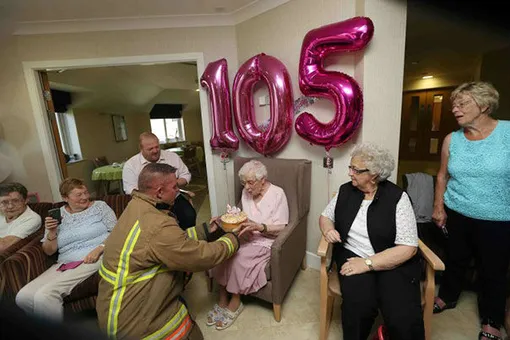 «Хочу красавца-мужчину»: на свой 105 день рождения она пригласила пожарного с тортом