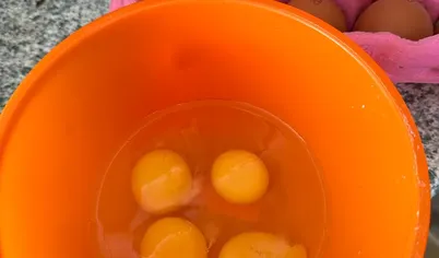 Разбейте яйца в миску и взбейте.