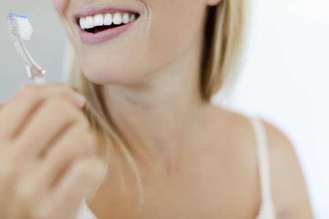 Не фарфор! 6 причин, по которым зубы могут потерять белизну (видео)