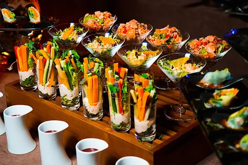 Фуршет своими руками: фрикадельки на шпажках, оладьи с салатом и овощное ассорти