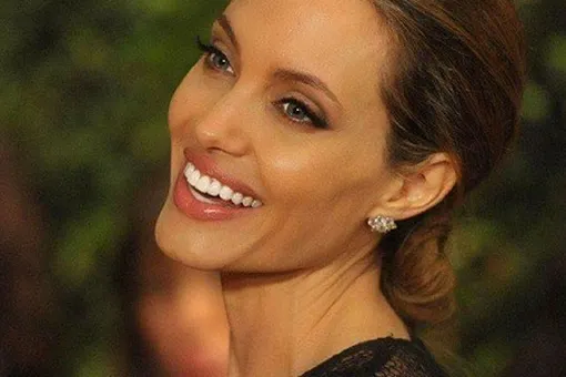 Крестная Анджелины Джоли стесняется общаться с актрисой