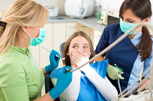два стоматолога и пациент-подросток