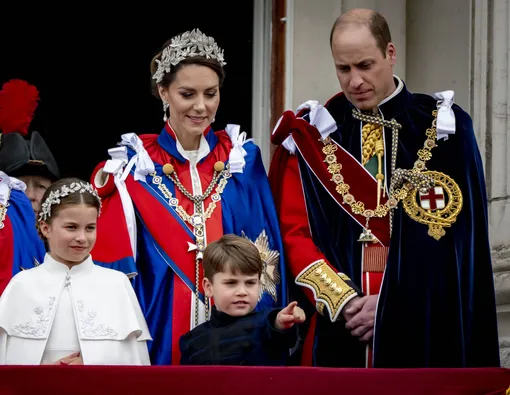 Принц Луи с семьей на балконе Букингемского дворца