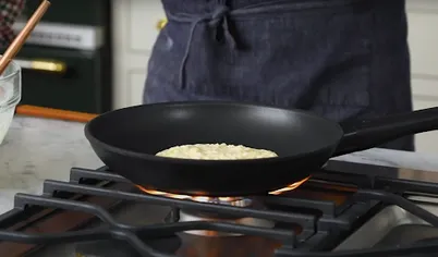 Разогрейте сковороду на среднем огне без масла. Выложите ложкой тесто на сковороду кружками.
