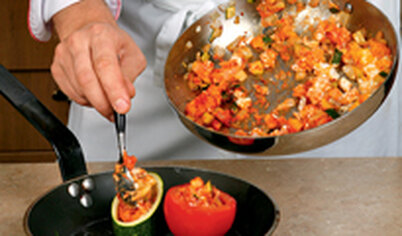Разогрейте духовку до 180 градусов. Смажьте форму для запекания маслом и выложите в нее чашечки из помидоров и цукини, смазанные оставшимся оливковым маслом.