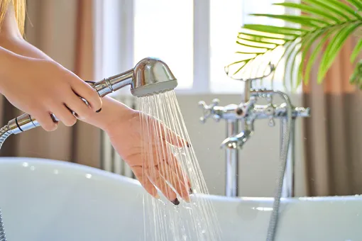 «Отключите холодную воду»: как правильно принимать душ в жару, чтобы остыть